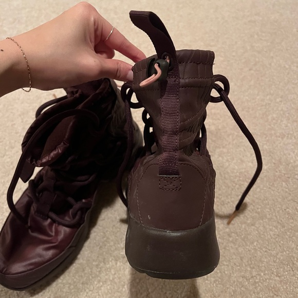 Nike Tanjun High Rise Women's Boots Burgundy like new without tag/Box size 7 - Picture 5 of 7